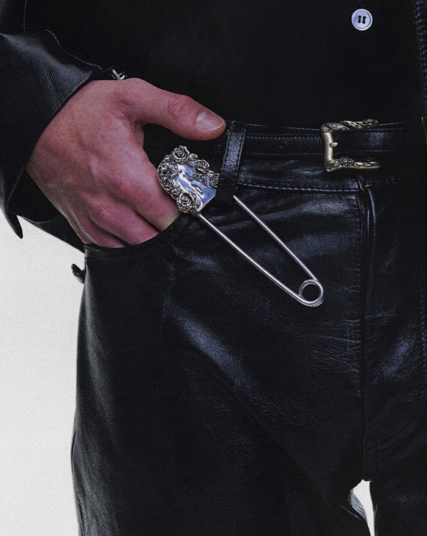 OVERSIZED SAFETY PIN